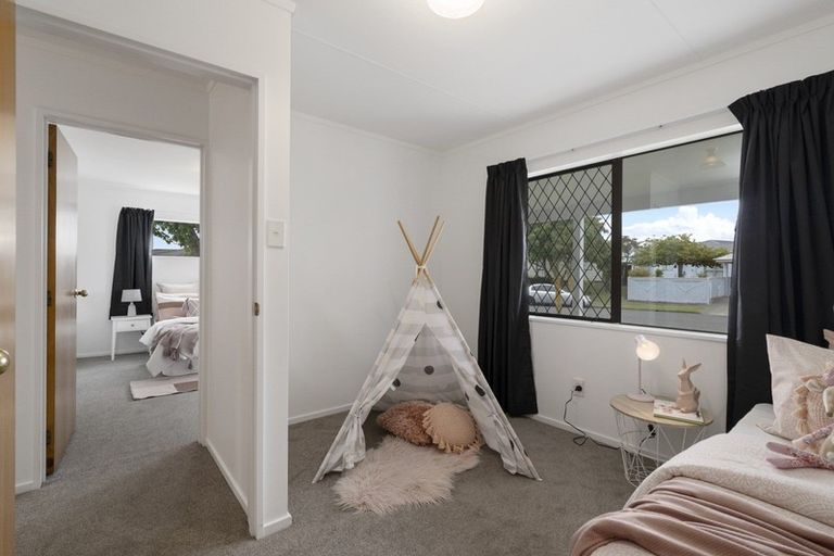 Photo of property in 69 Hillcrest Drive, Kelvin Grove, Palmerston North, 4414