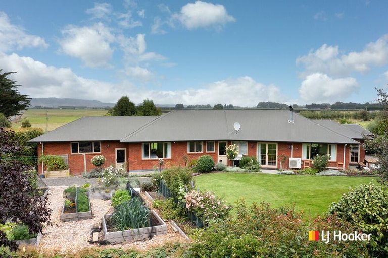 Photo of property in 16 Woodside Road, Woodside, Outram, 9073