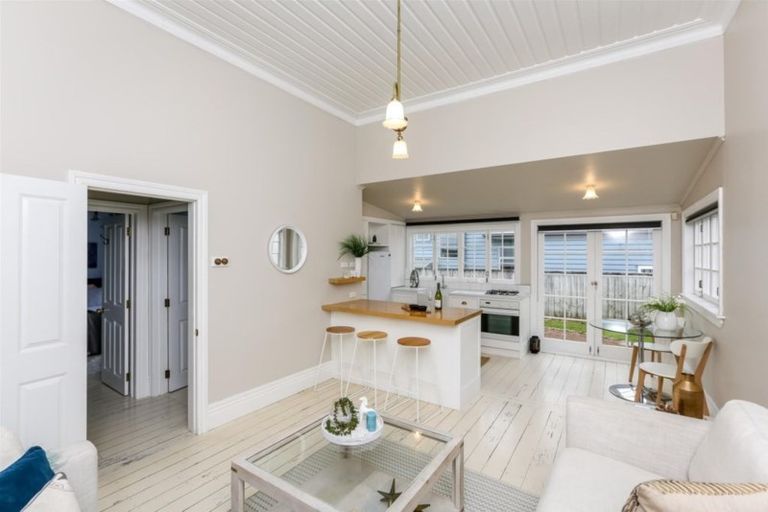 Photo of property in 32 Belt Road, Moturoa, New Plymouth, 4310