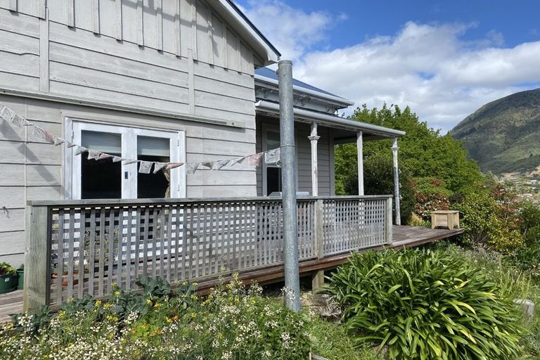 Photo of property in 121 Wellington Street, Picton, 7220