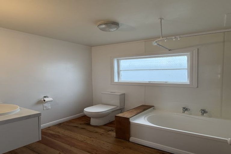 Photo of property in 20 Northland Road, Northland, Wellington, 6012