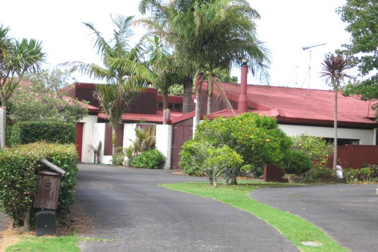 Photo of property in 5 Ian Place, Glendene, Auckland, 0602