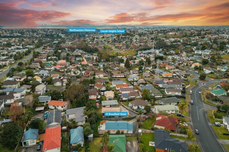 Photo of property in 25 Broadfield Street, Massey, Auckland, 0614