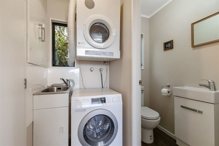Photo of property in 2/10 Helicon Place, Totara Vale, Auckland, 0629