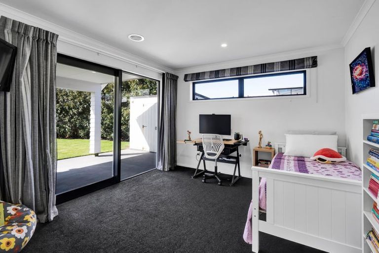 Photo of property in 6 Pebble Beach Court, Waiwhakaiho, New Plymouth, 4312