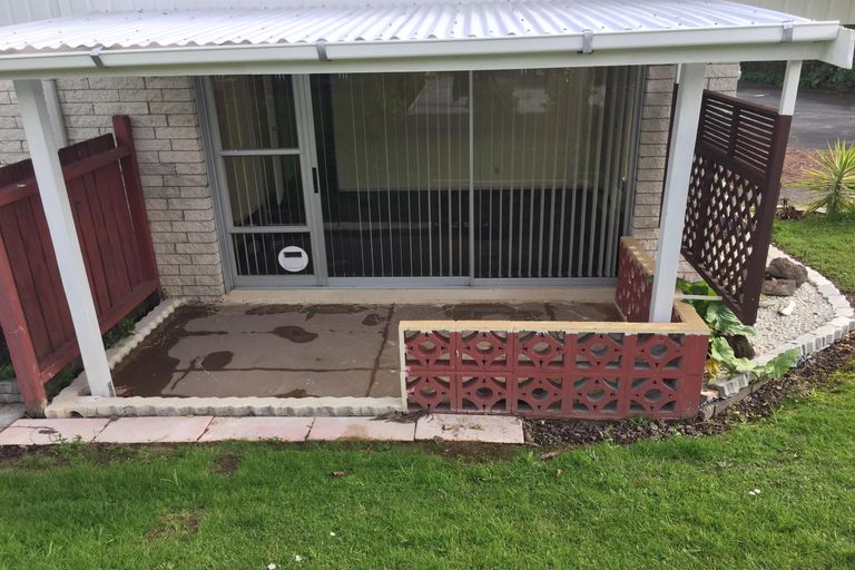 Photo of property in 1/4220 Great North Road, Glendene, Auckland, 0602