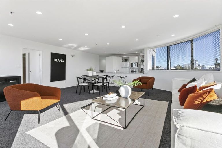 Photo of property in 4a/175 Hurstmere Road, Takapuna, Auckland, 0622