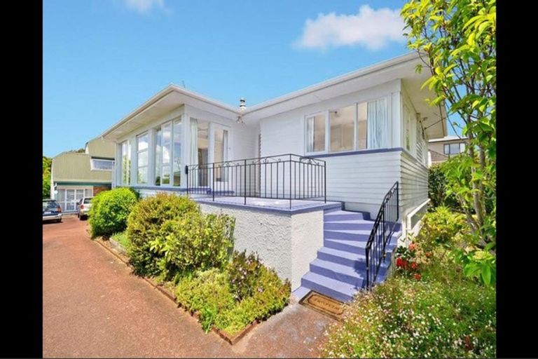 Photo of property in 2/12 Holland Road, Hillcrest, Auckland, 0627