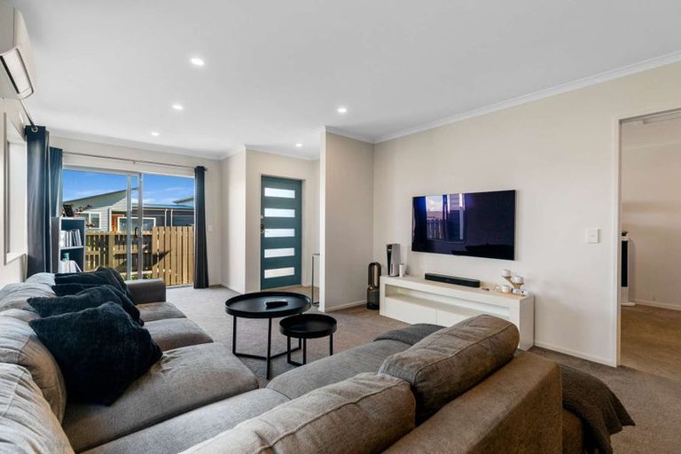 Photo of property in 13 Whareatua Avenue, Takanini, 2112