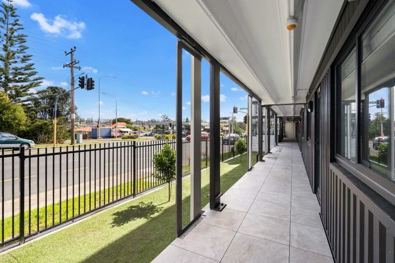 Photo of property in 1/4045f Great North Road, Glen Eden, Auckland, 0602