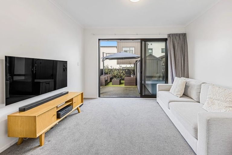 Photo of property in 2 Hononga Lane, Northcote, Auckland, 0627