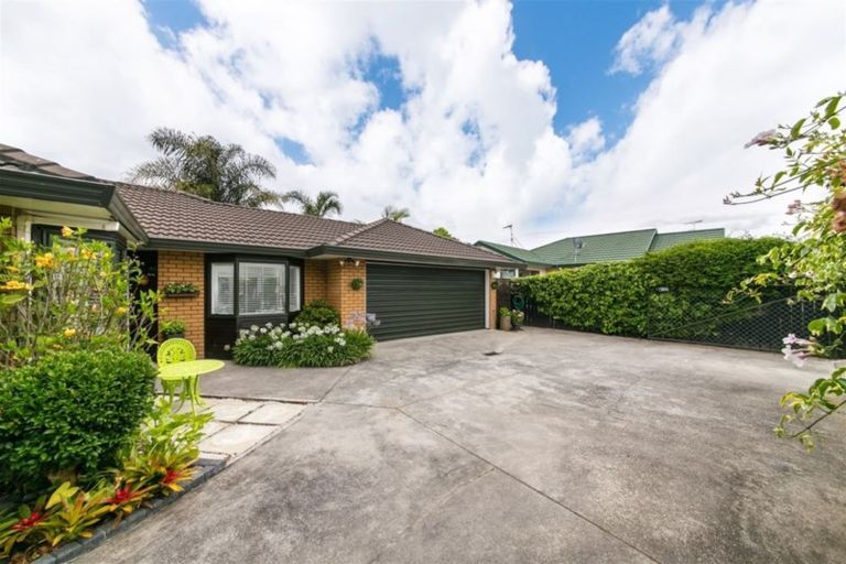 Photo of property in 19 Heversham Place, Glendene, Auckland, 0602