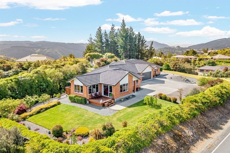 Photo of property in 1 Valley View Way, Timberlea, Upper Hutt, 5018
