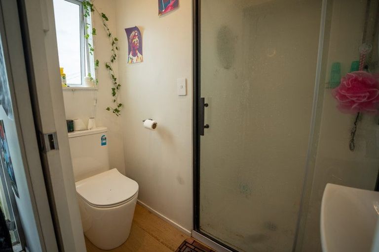 Photo of property in 1/23 Bernleigh Terrace, West Harbour, Auckland, 0618