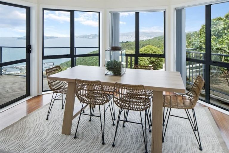 Photo of property in 18 Bennett Grove, Newlands, Wellington, 6037