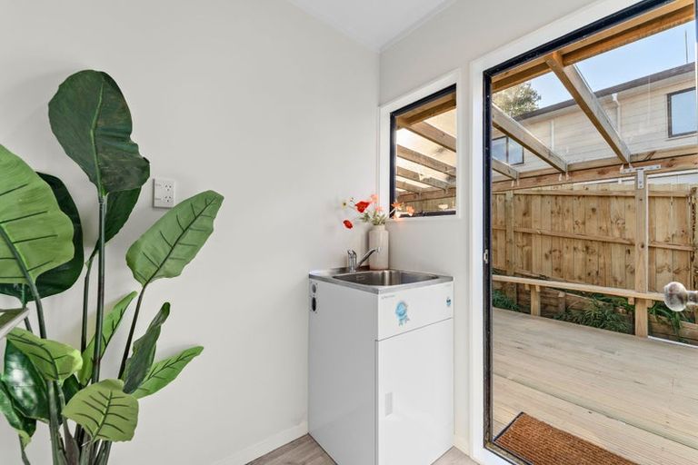 Photo of property in 1/14 Kupari Place, Totara Vale, Auckland, 0629