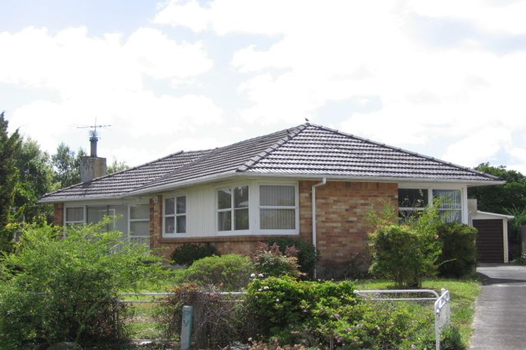 Photo of property in 37 Paragon Avenue, Beach Haven, Auckland, 0626