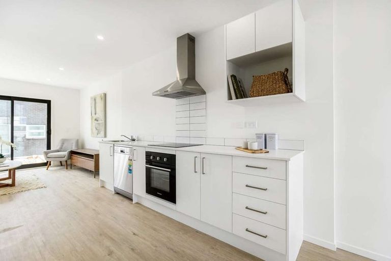 Photo of property in 60 Rauemi Way, Te Atatu South, Auckland, 0610