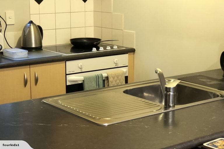 Photo of property in 2f/20 Ian Marwick Place, Birkenhead, Auckland, 0626