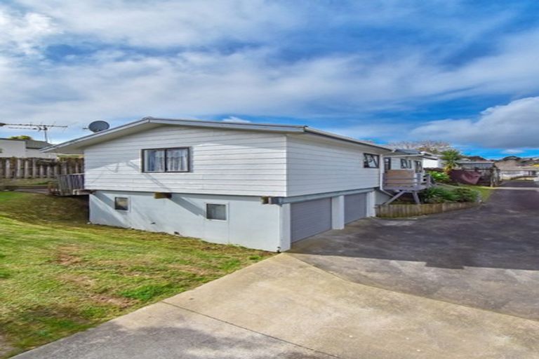 Photo of property in 2/13 Everglade Drive, Goodwood Heights, Auckland, 2105