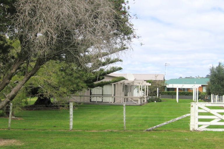 Photo of property in 8 Dawn Avenue, Hahei, Whitianga, 3591