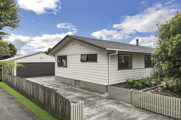 Photo of property in 18 Denver Avenue, Sunnyvale, Auckland, 0612