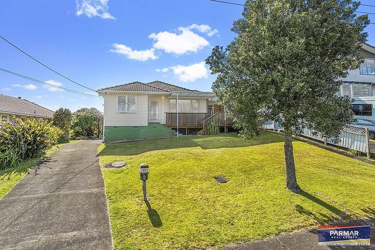 Photo of property in 11 Robert Burke Place, Henderson, Auckland, 0612