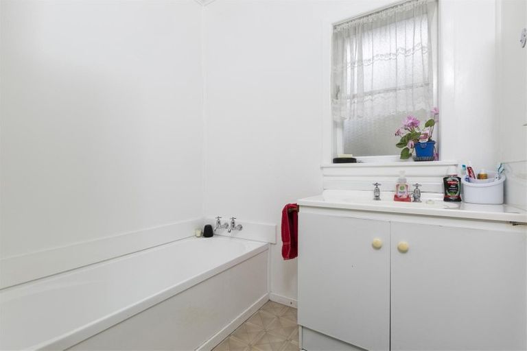 Photo of property in 100a Astley Avenue, New Lynn, Auckland, 0600