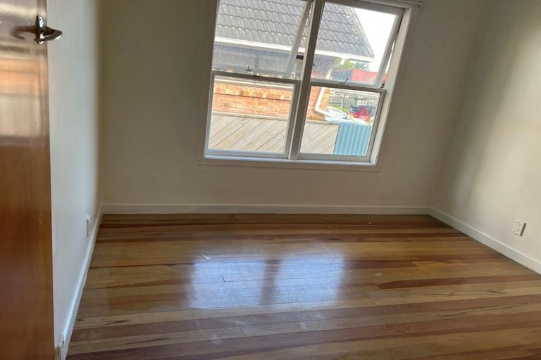 Photo of property in 57 Yeovil Road, Te Atatu Peninsula, Auckland, 0610