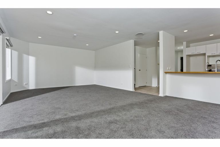 Photo of property in 5/14 Fields Parade, Oteha, Auckland, 0632