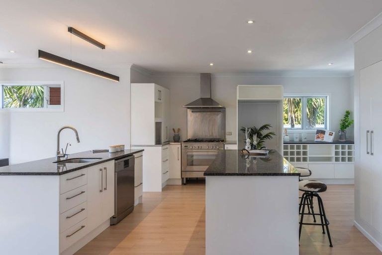 Photo of property in 86 Parr Terrace, Castor Bay, Auckland, 0620