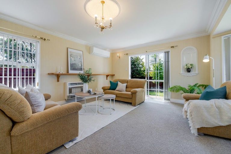 Photo of property in 17 Earl Place, Hokowhitu, Palmerston North, 4410