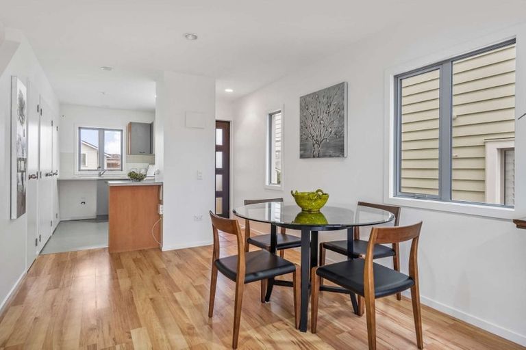 Photo of property in 5/6 John Jennings Drive, Oteha, Auckland, 0632