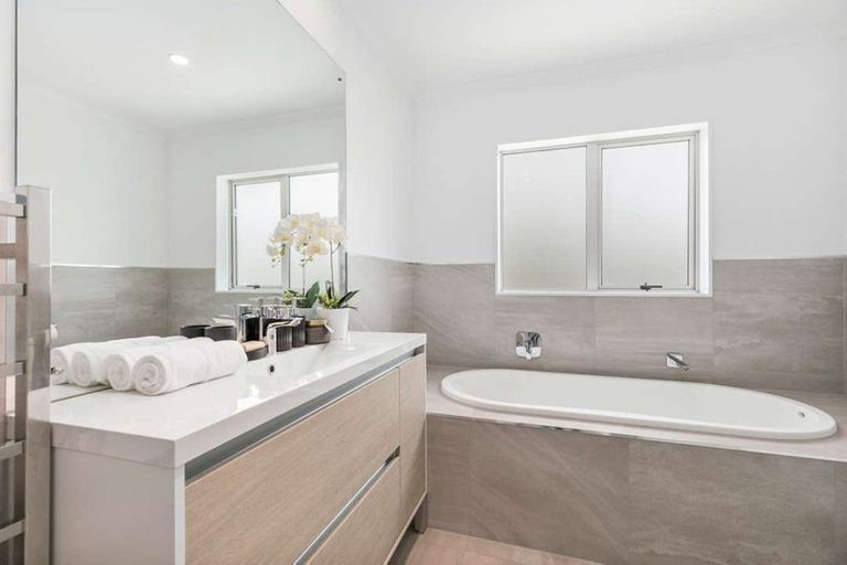 Photo of property in 24 William Wallbank Crescent, Swanson, Auckland, 0614