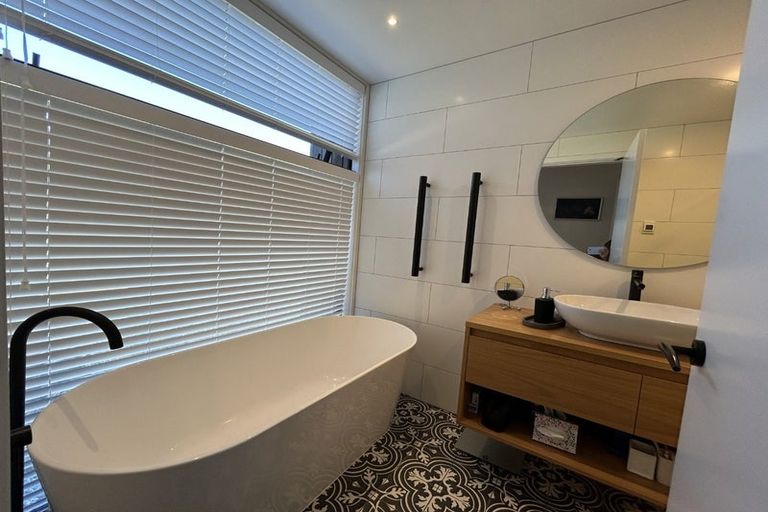 Photo of property in 32 Falconer Rise, Jacks Point, Queenstown, 9371