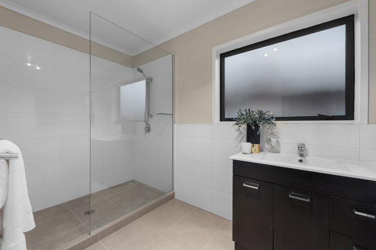 Photo of property in 4190a Great North Road, Glendene, Auckland, 0602