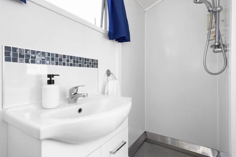 Photo of property in 16 The Grove, Titirangi, Auckland, 0604