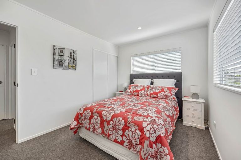 Photo of property in 2 Harbour Lights Close, West Harbour, Auckland, 0618