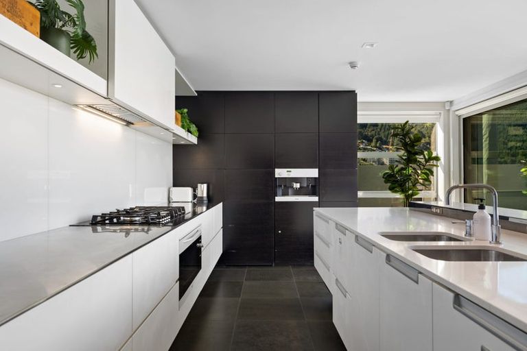 Photo of property in 6 Lordens Place, Fernhill, Queenstown, 9300