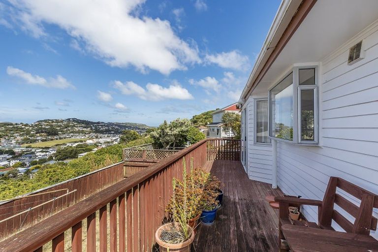 Photo of property in 4 Aramoana Place, Maupuia, Wellington, 6022