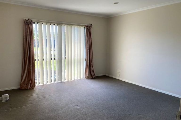 Photo of property in 2 Lissleton Drive, East Tamaki, Auckland, 2013