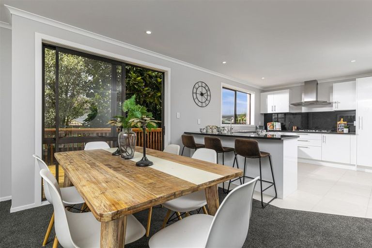 Photo of property in 8 Gordon Stanley Drive, Massey, Auckland, 0614