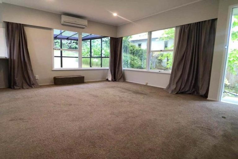Photo of property in 1/5 Keldale Place, Forrest Hill, Auckland, 0620