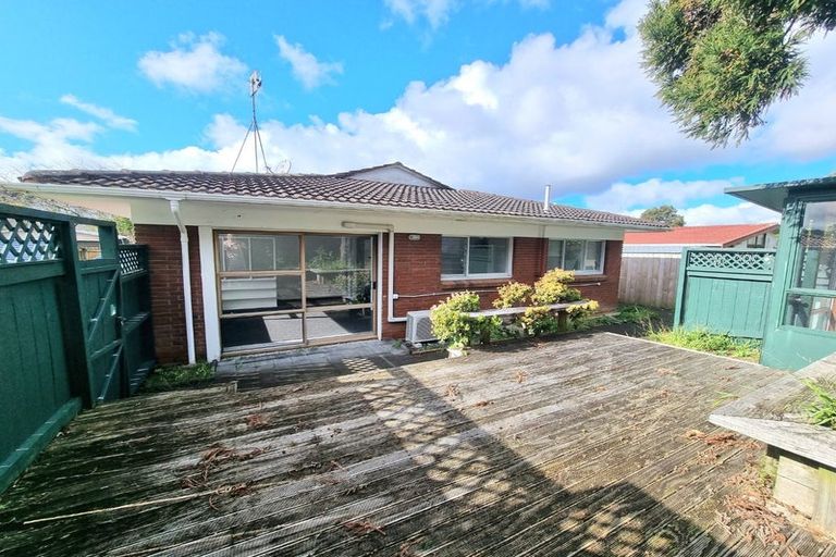 Photo of property in 1/6 Keldale Place, Forrest Hill, Auckland, 0620