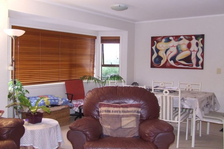 Photo of property in 1/4 Pine Hill Crescent, Browns Bay, Auckland, 0630