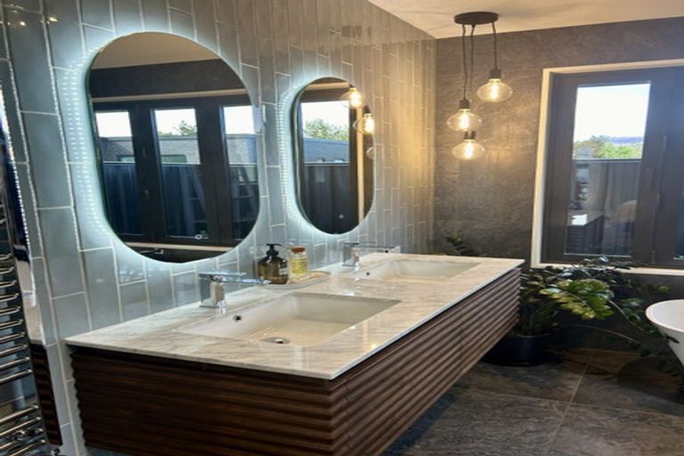 Photo of property in 5 Old Racecourse Road, Albert Town, Wanaka, 9305