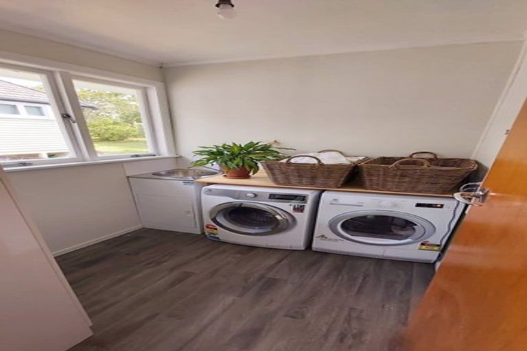 Photo of property in 35 Queen Mary Avenue, New Lynn, Auckland, 0600