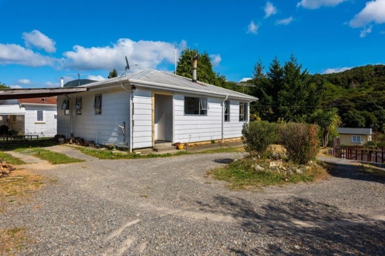 Photo of property in 63 Hampden Street, Picton, 7220
