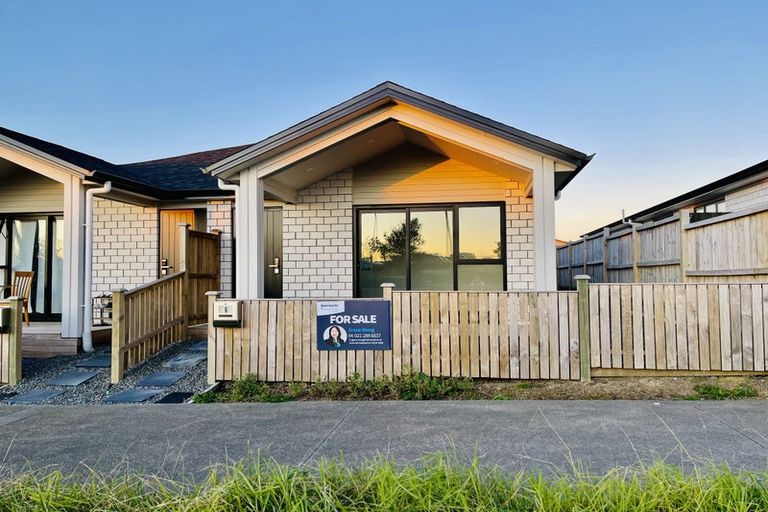Photo of property in 6 Rorotu Avenue, Karaka, Papakura, 2113
