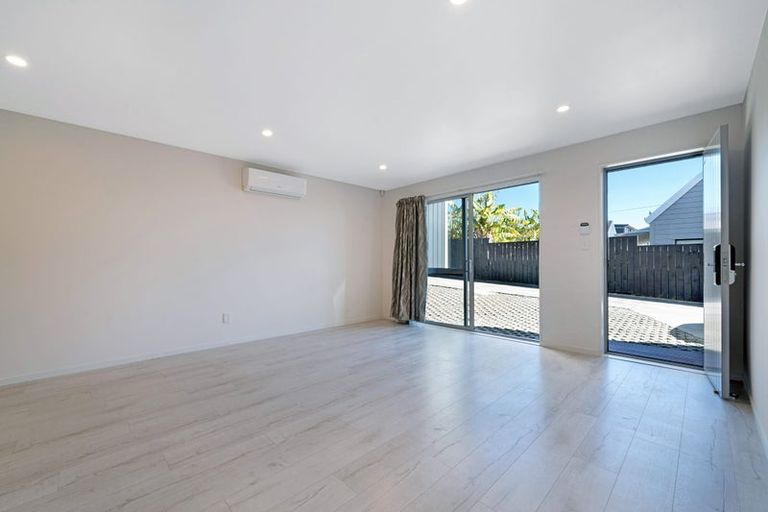 Photo of property in 4035c Great North Road, Glen Eden, Auckland, 0602